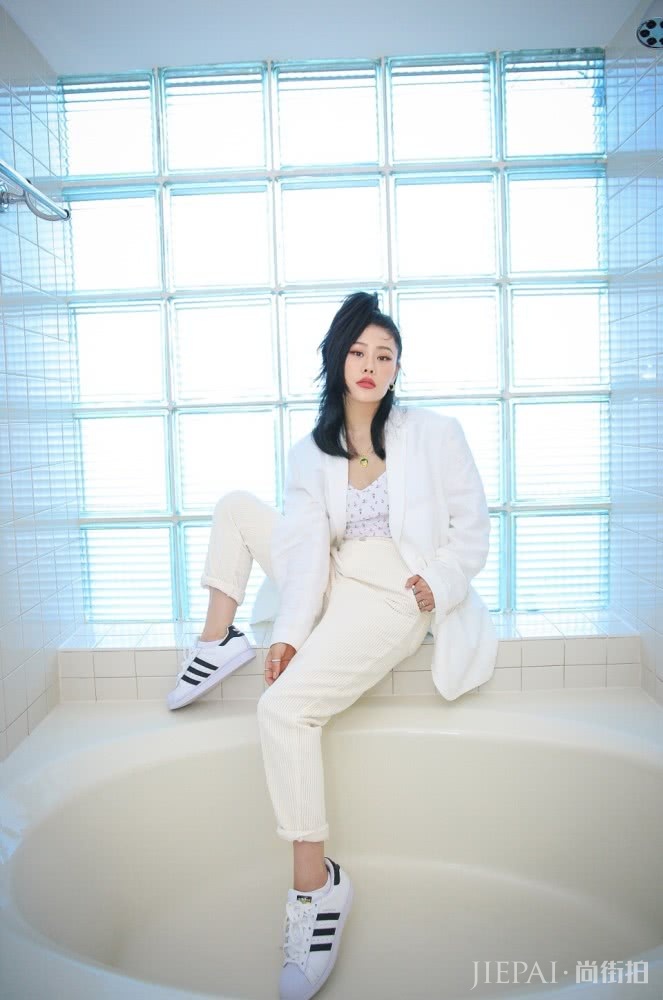 Ԭ�ά��ɫ����ȹ���͸�����£��⳱��һ���˲�����